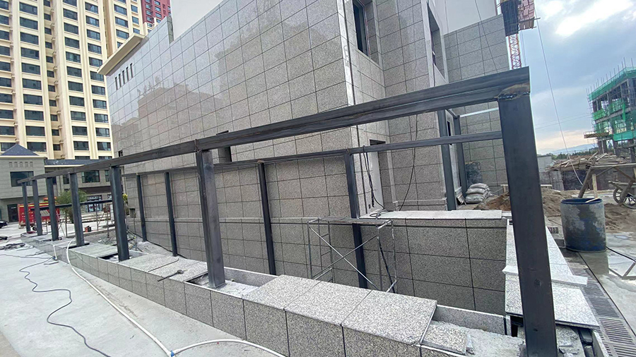 康太家園車庫出入口鋼結(jié)構(gòu)安裝中